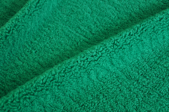El material de materia textil de alta calidad verde, mostrando la mezcla perfecta de la deformación de la moda y de la durabilidad hizo punto la tela reciclada