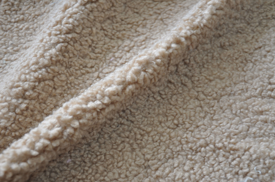 El falso poliéster beige 100% del sherpa o con las lanas el 150cm CW o la deformación ajustable hizo punto la tela reciclada