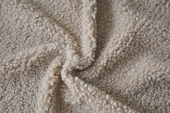 El falso poliéster beige 100% del sherpa o con las lanas el 150cm CW o la deformación ajustable hizo punto la tela reciclada