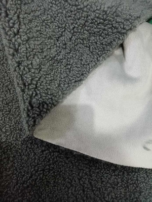 De lana de cordero gris y tejido compuesto de peluche corto